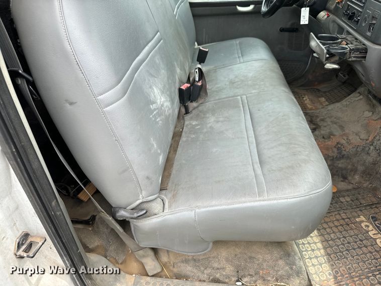 image for item NL9897 2004 Ford F550 flatbed truck