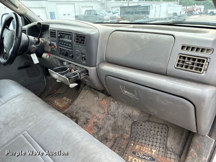 image for item NL9897 2004 Ford F550 flatbed truck