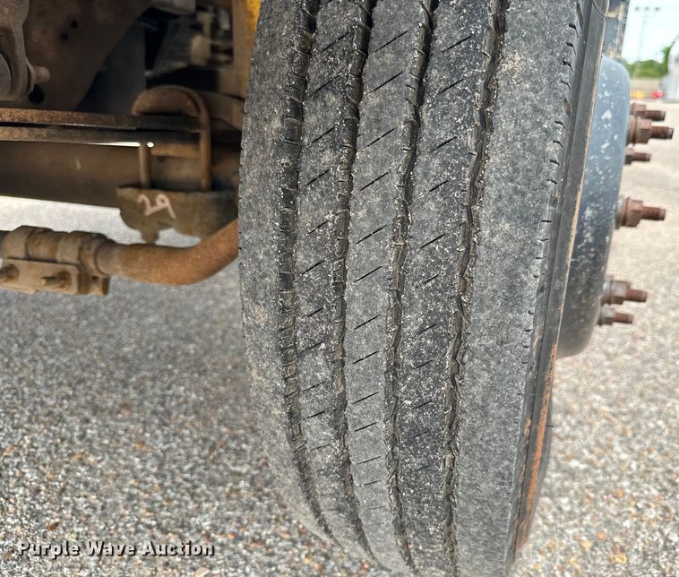 image for item NL9897 2004 Ford F550 flatbed truck