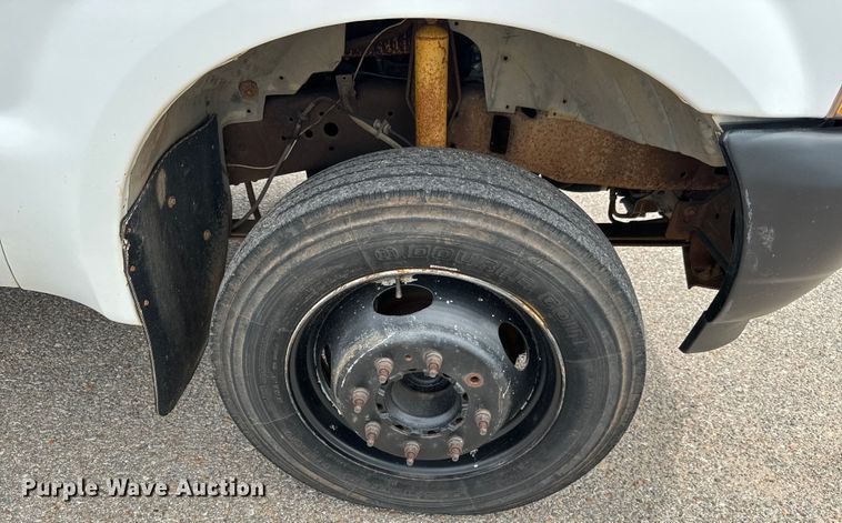 image for item NL9897 2004 Ford F550 flatbed truck