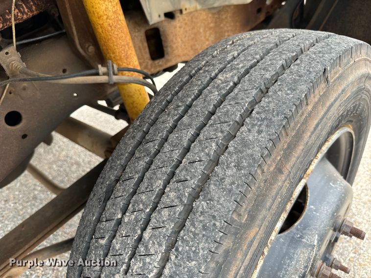 image for item NL9897 2004 Ford F550 flatbed truck