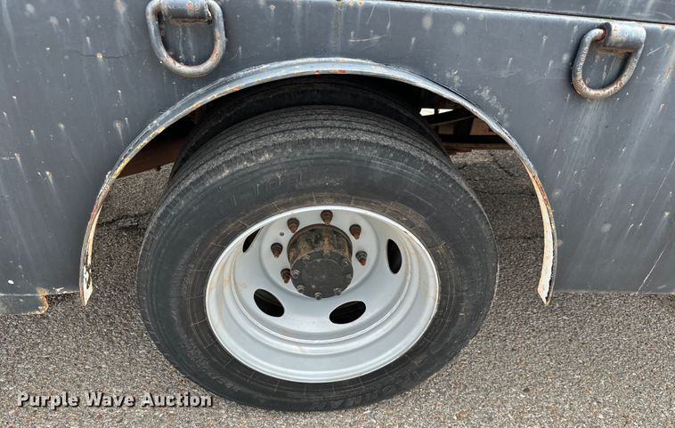 image for item NL9897 2004 Ford F550 flatbed truck