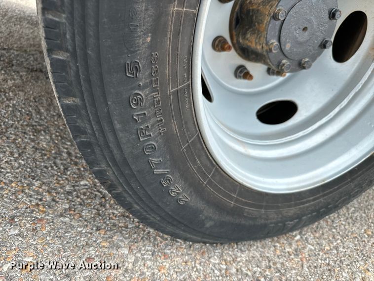 image for item NL9897 2004 Ford F550 flatbed truck