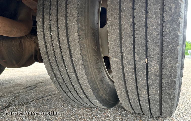 image for item NL9897 2004 Ford F550 flatbed truck