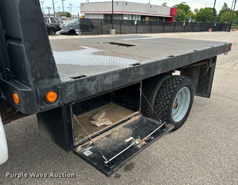 image for item NL9899 2005 Ford F550 flatbed truck