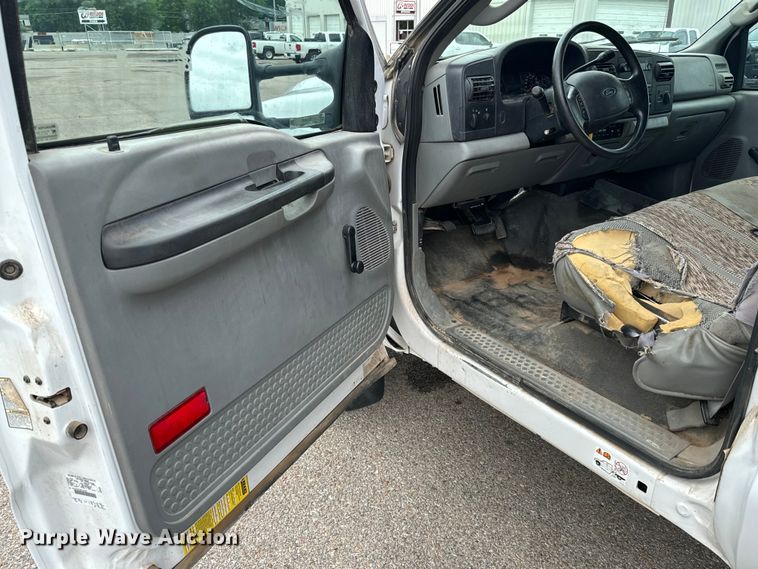 image for item NL9899 2005 Ford F550 flatbed truck