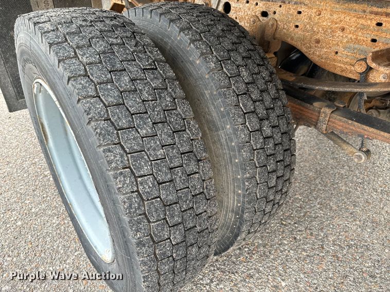 image for item NL9899 2005 Ford F550 flatbed truck