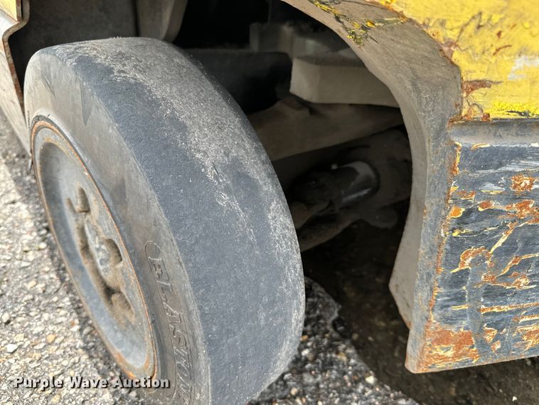 image for item NL9900 Hyster S40XM forklift