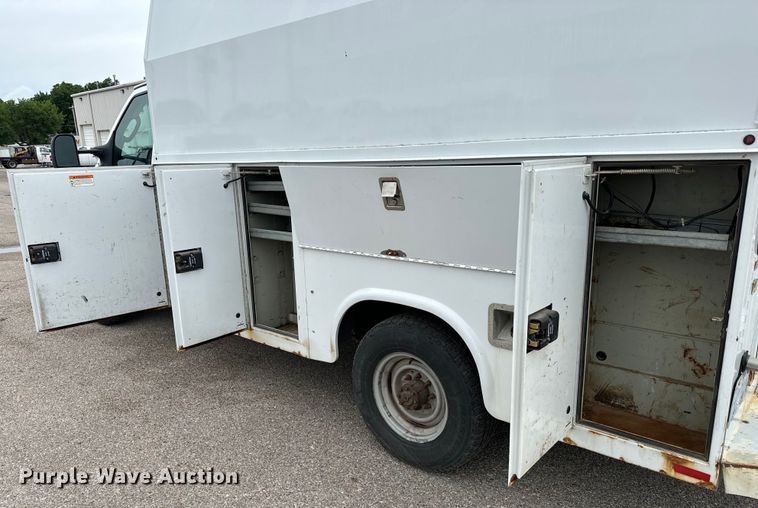 image for item NL9905 2011 Ford E350 Super Duty utility van