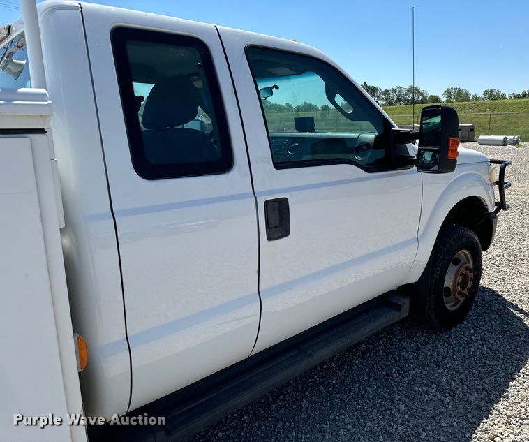 image for item NL9986 2016 Ford F350 Super Duty XL  SuperCab utility bed pickup truck