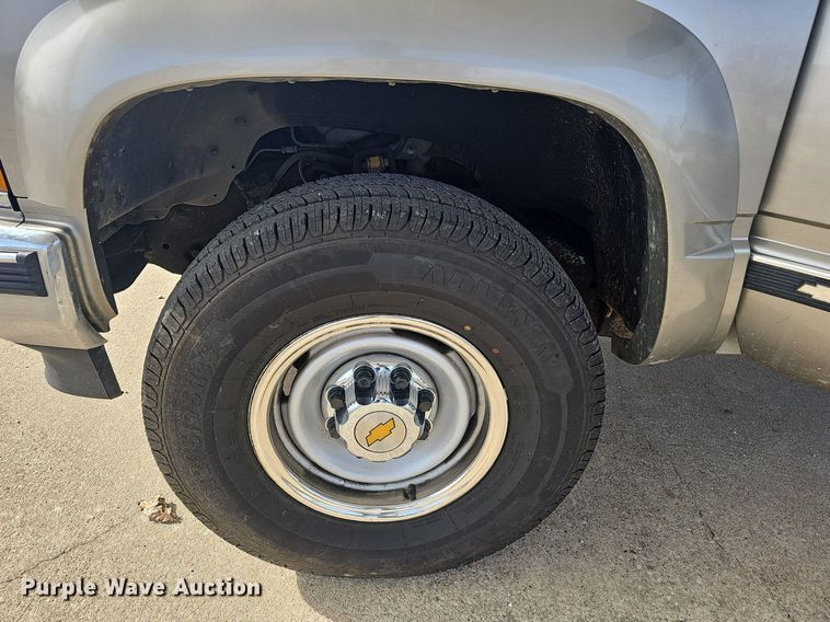 2000 Chevrolet K2500 utility bed pickup truck in TX Item