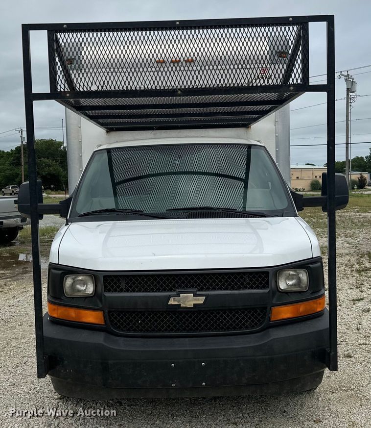 image for item NQ9568 2017 Chevrolet  G3500 box truck