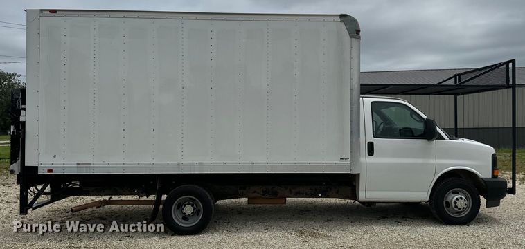 image for item NQ9568 2017 Chevrolet  G3500 box truck