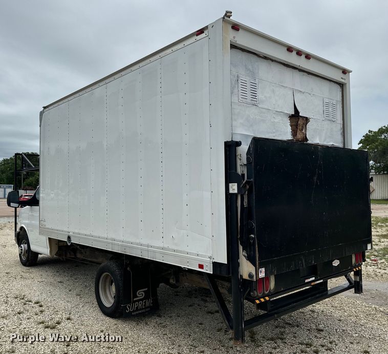 image for item NQ9568 2017 Chevrolet  G3500 box truck