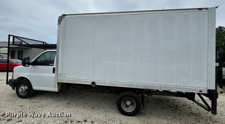 image for item NQ9568 2017 Chevrolet  G3500 box truck