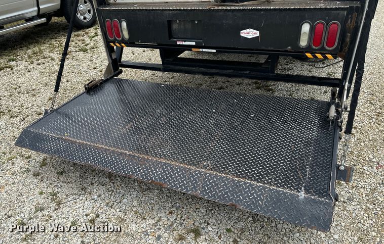 image for item NQ9568 2017 Chevrolet  G3500 box truck