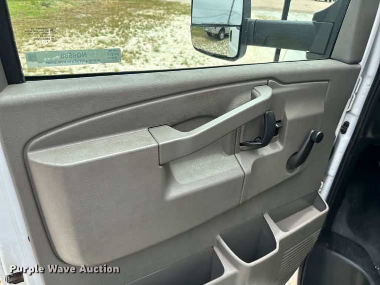 image for item NQ9568 2017 Chevrolet  G3500 box truck