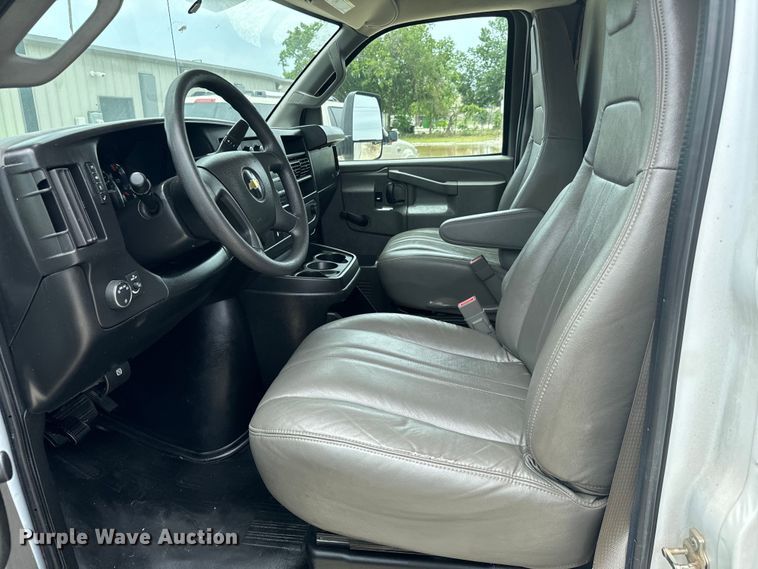 image for item NQ9568 2017 Chevrolet  G3500 box truck