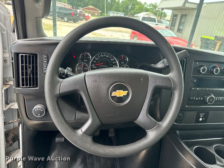 image for item NQ9568 2017 Chevrolet  G3500 box truck