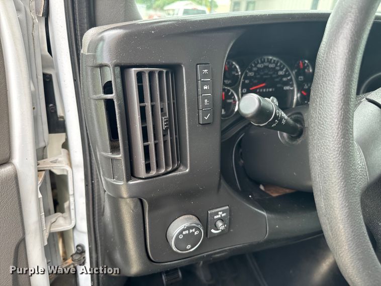 image for item NQ9568 2017 Chevrolet  G3500 box truck