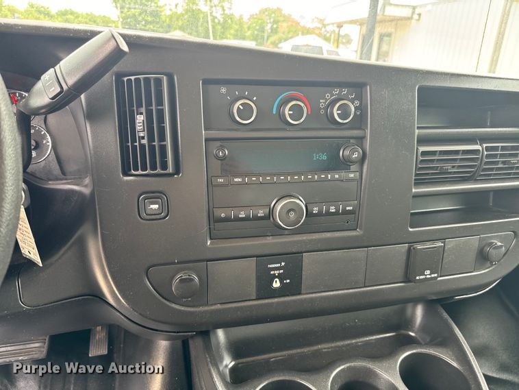 image for item NQ9568 2017 Chevrolet  G3500 box truck