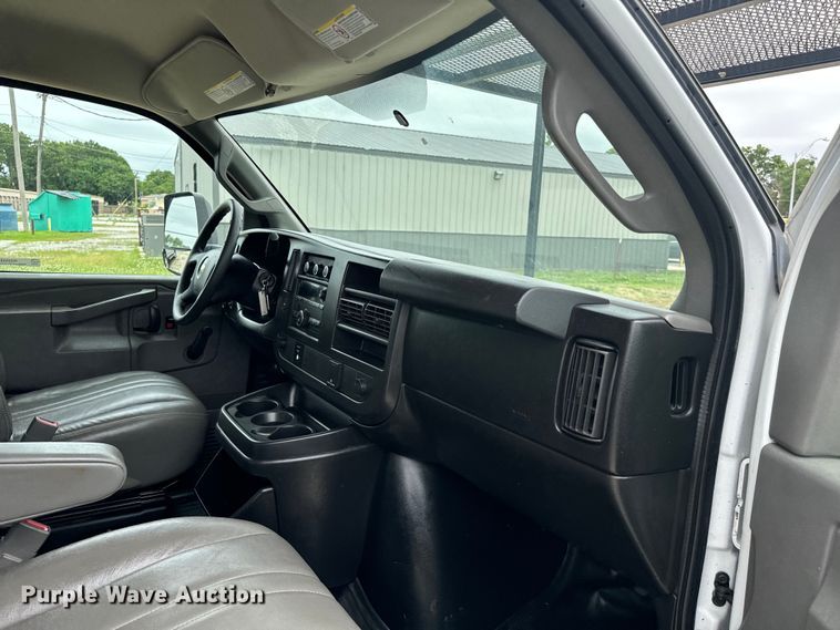 image for item NQ9568 2017 Chevrolet  G3500 box truck