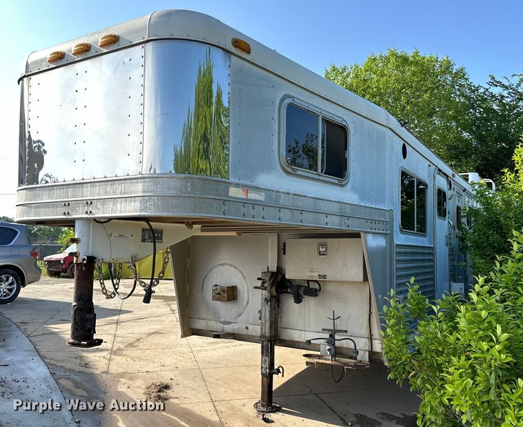 image for item NR9851 2000 Elite horse trailer