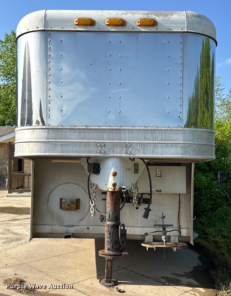 image for item NR9851 2000 Elite horse trailer