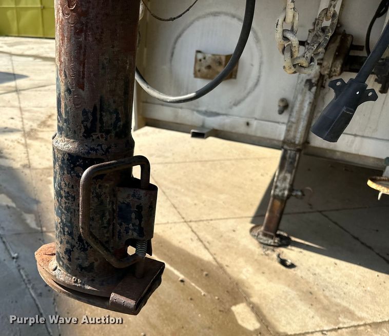 image for item NR9851 2000 Elite horse trailer