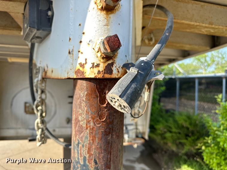 image for item NR9851 2000 Elite horse trailer