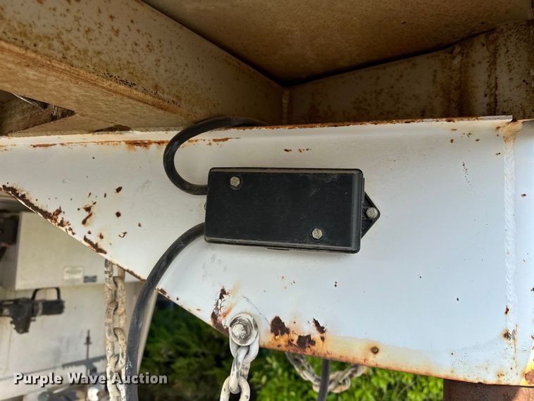 image for item NR9851 2000 Elite horse trailer