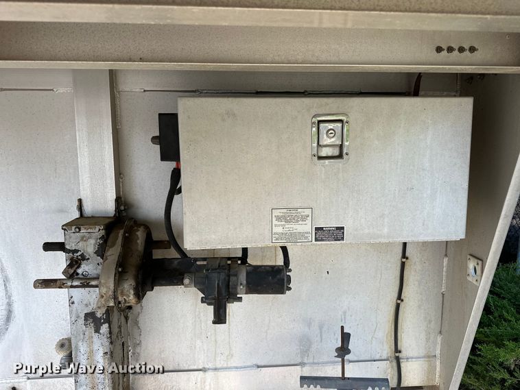 image for item NR9851 2000 Elite horse trailer