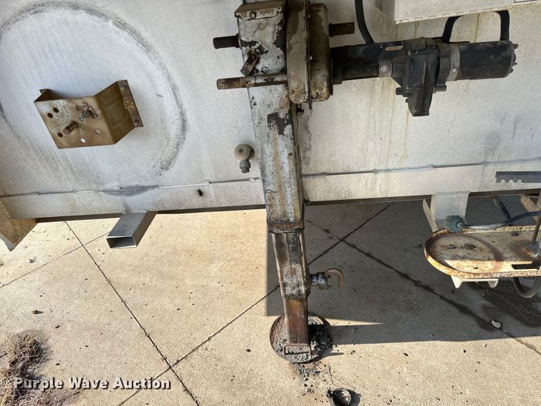 image for item NR9851 2000 Elite horse trailer