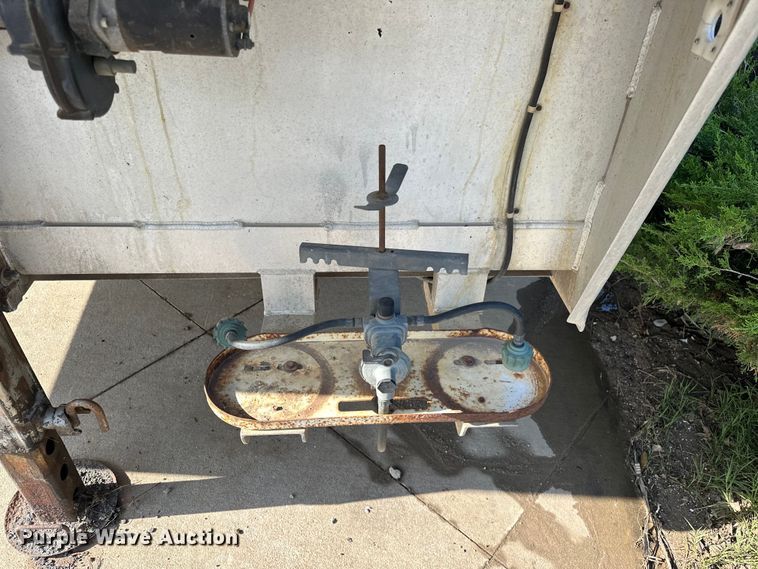 image for item NR9851 2000 Elite horse trailer