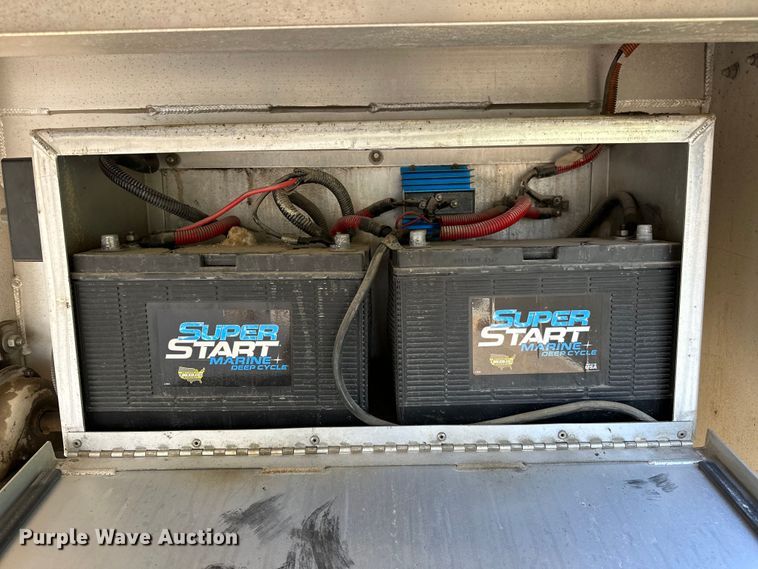 image for item NR9851 2000 Elite horse trailer