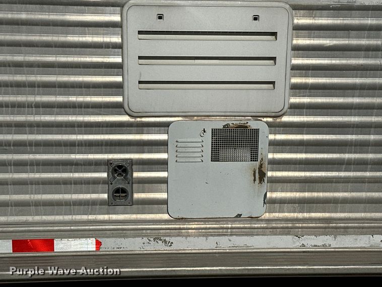 image for item NR9851 2000 Elite horse trailer