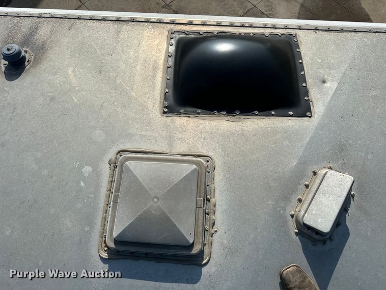 image for item NR9851 2000 Elite horse trailer