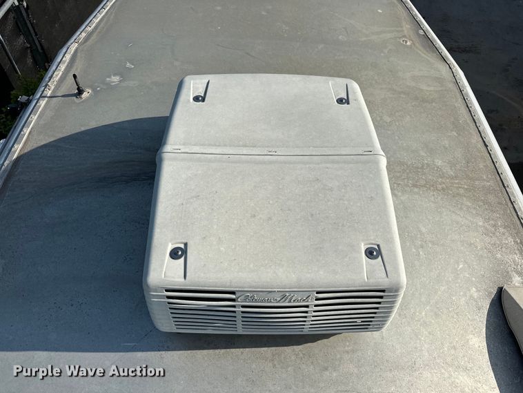 image for item NR9851 2000 Elite horse trailer