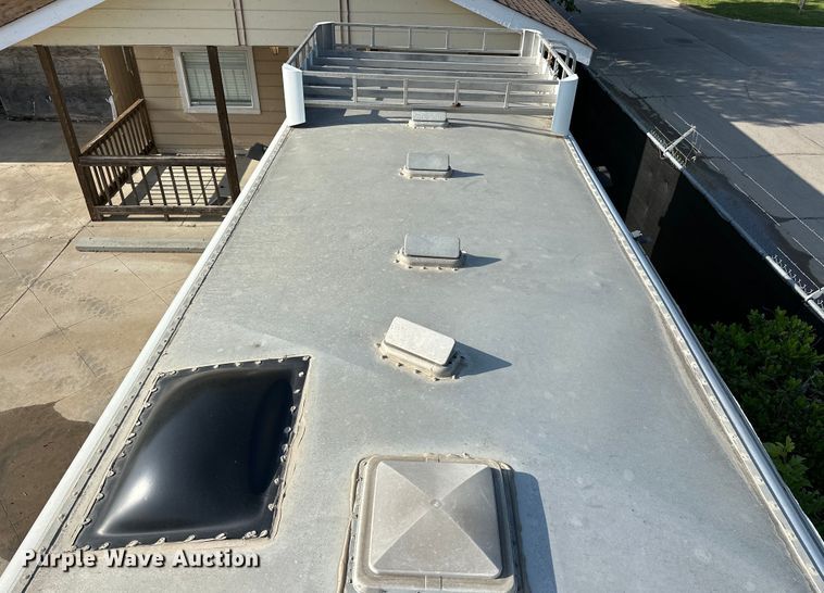 image for item NR9851 2000 Elite horse trailer