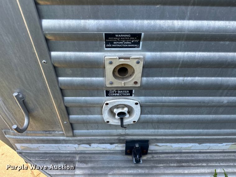 image for item NR9851 2000 Elite horse trailer