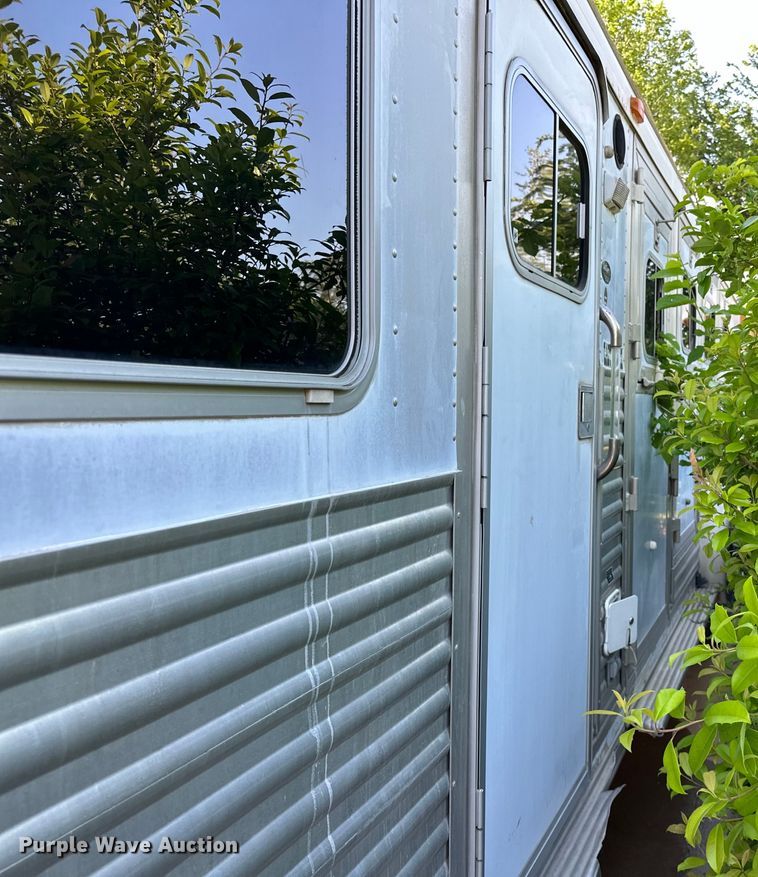 image for item NR9851 2000 Elite horse trailer