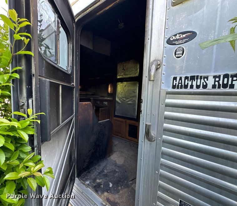 image for item NR9851 2000 Elite horse trailer