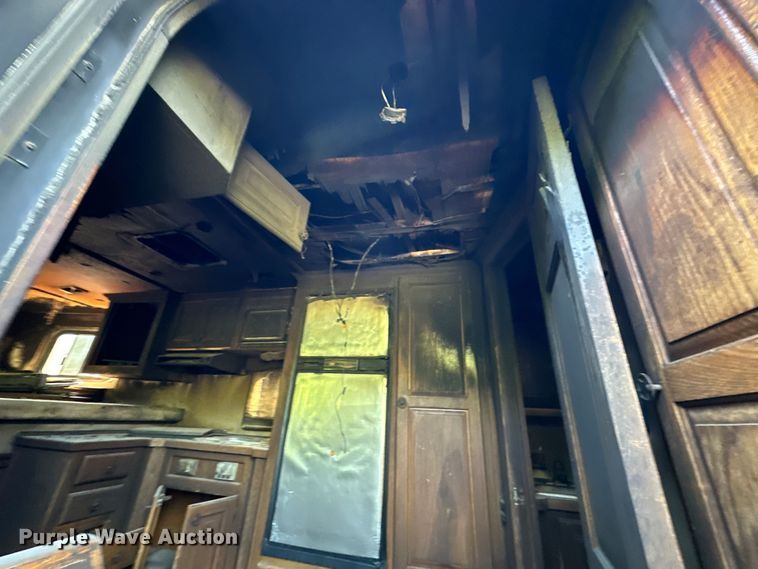 image for item NR9851 2000 Elite horse trailer