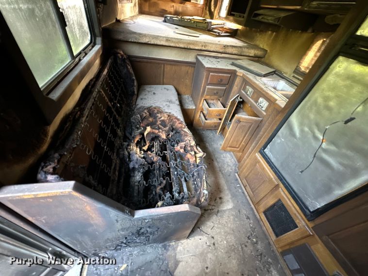 image for item NR9851 2000 Elite horse trailer