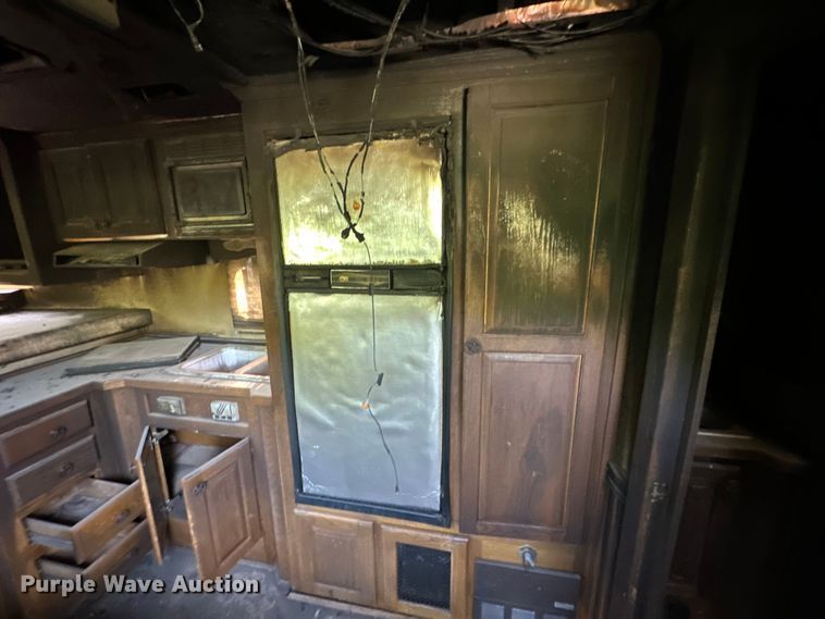 image for item NR9851 2000 Elite horse trailer