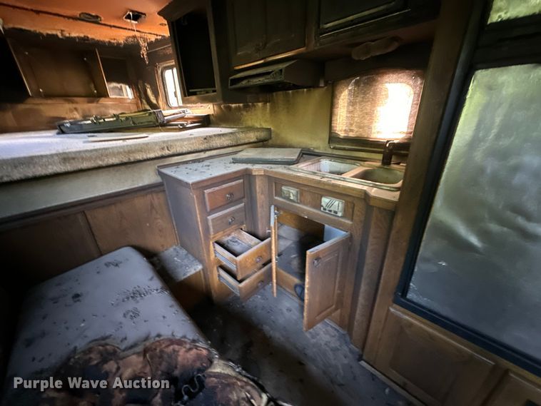 image for item NR9851 2000 Elite horse trailer