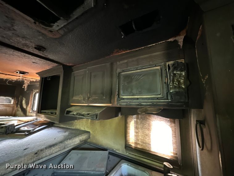 image for item NR9851 2000 Elite horse trailer