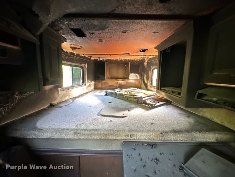 image for item NR9851 2000 Elite horse trailer