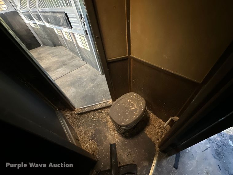 image for item NR9851 2000 Elite horse trailer