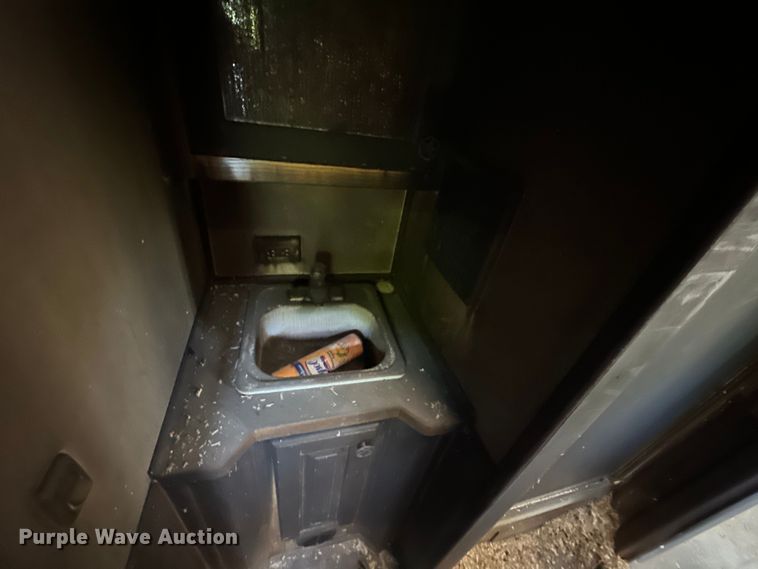 image for item NR9851 2000 Elite horse trailer